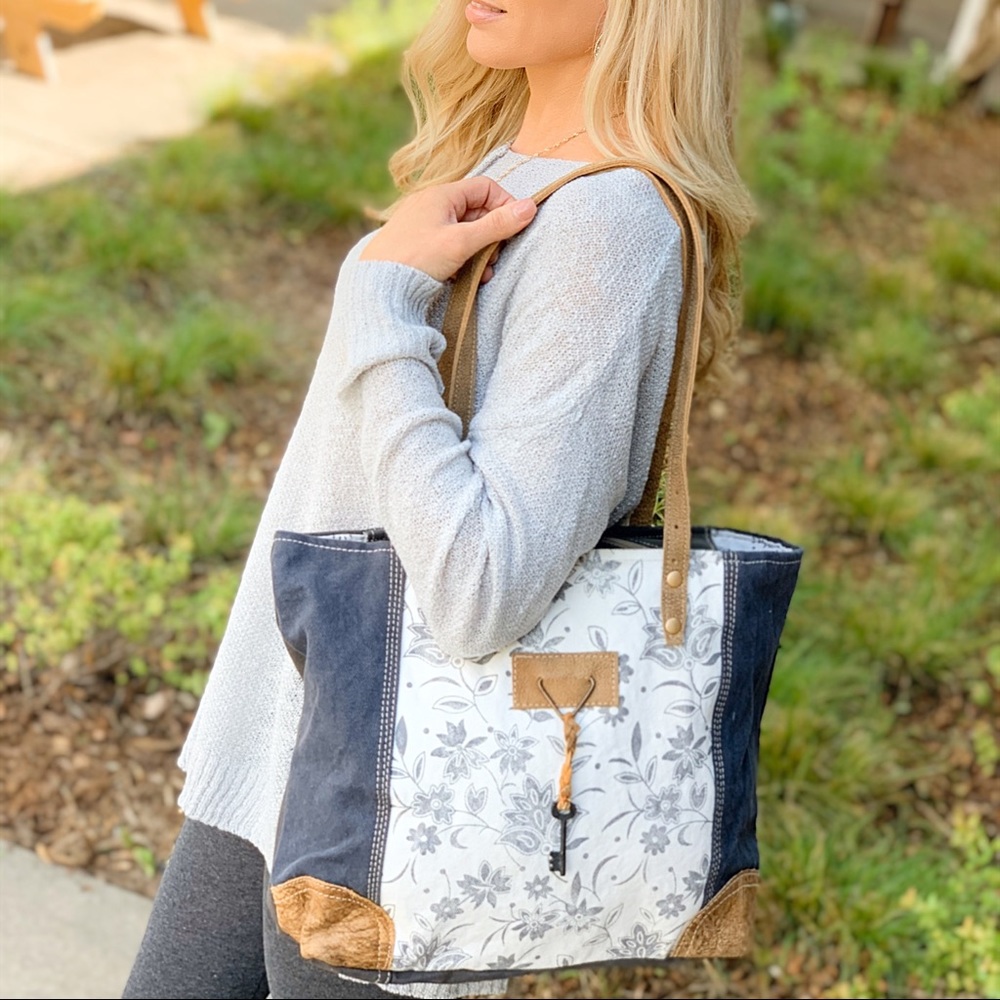 Abstract floral print leather key tote bag - Picture 2 of 6